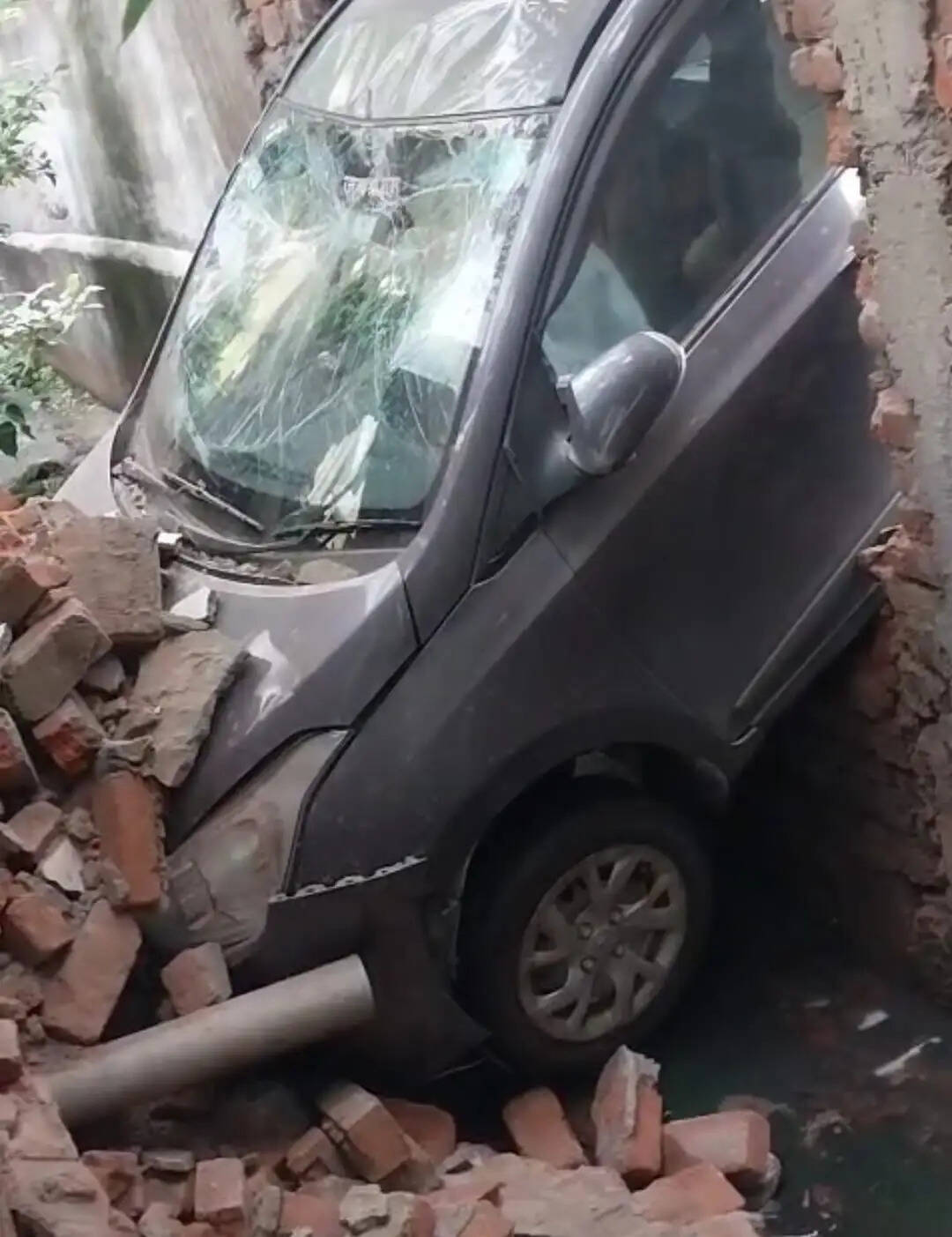जबलपुर : अनियंत्रित कार दीवार तोड़कर नाले पर लटकी, बड़ा हादसा टला