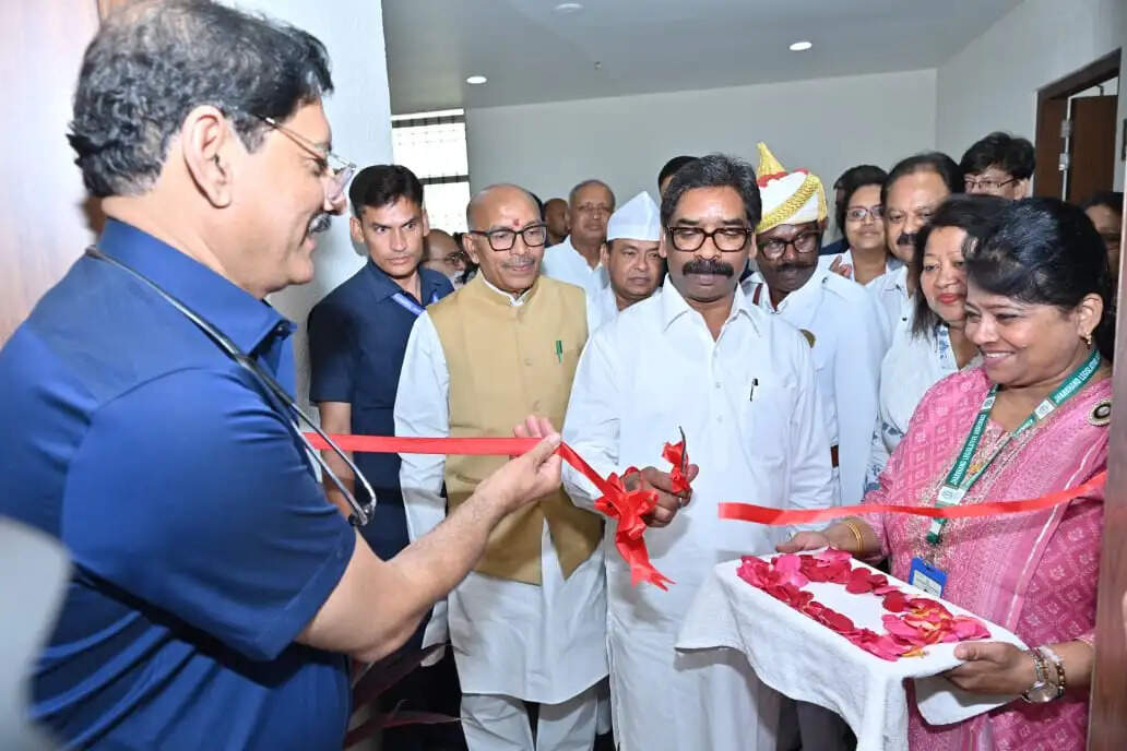 झारखंड विधानसभा में स्वैच्छिक रक्तदान शिविर, मुख्यमंत्री हेमंत सोरेन ने रक्तदान कर किया शुभारंभ
