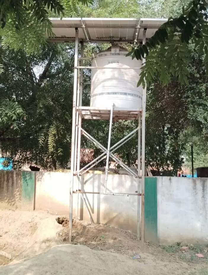 प्राथमिक विद्यालय में बच्चों के लिए खतरा बना खुला गड्ढा, जिम्मेदार नहीं दे रहे ध्यान