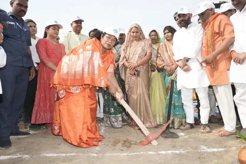 सिंगरौलीः मंत्री संपतिया उइके ने निगरी के मौहरी टोला स्थित तालाब के गहरीकरण कार्य का किया शुभारंभ