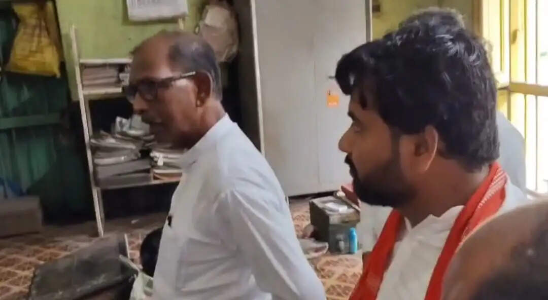 खाद की कालाबाजारी रोकने के लिए आरामबाग में कृषि मंत्री का औचक निरीक्षण, कारोबारी को कड़ी चेतावनी