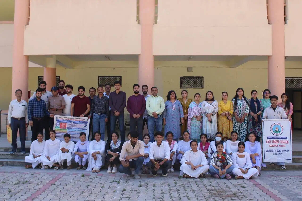 युवाओं में मतदान जागरूकता-महानपुर कॉलेज में विशेष मतदाता पंजीकरण शिविर आयोजित