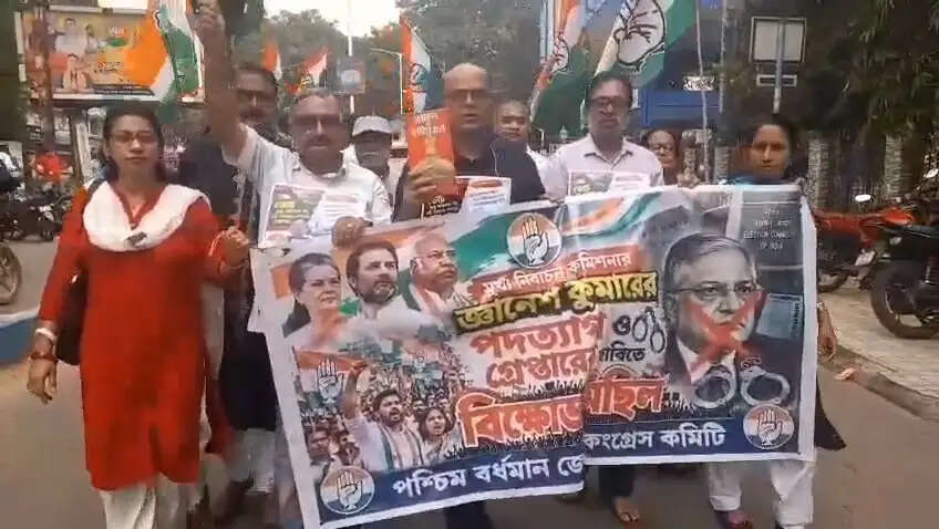 दुर्गापुर में कांग्रेस संविधान हाथ में लेकर विरोध प्रदर्शन