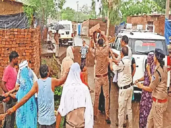 शिवपुरी में प्रशासन की बड़ी कार्रवाई: सरकारी जमीन पर रखी अवैध प्रतिमा हटाई, एक व्यक्ति हिरासत में