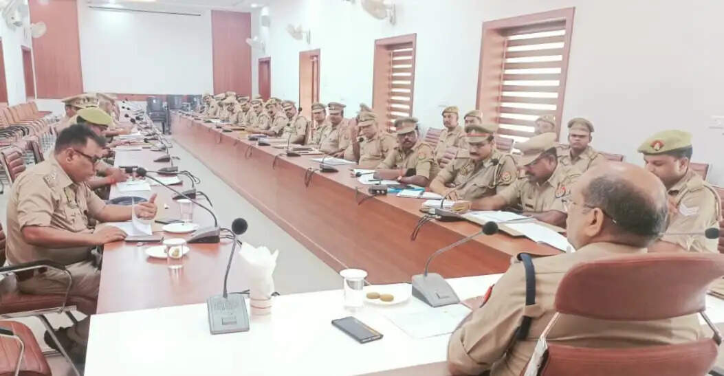 देवरिया : लंबित विवेचनाओं के समयबद्ध निस्तारण पर जोर