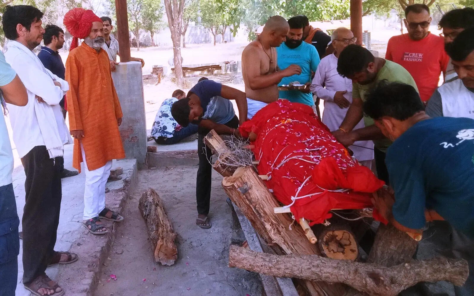 पत्नी को गाजे बाजे से दुल्हन बनाकर व स्वयं दुल्हा बनकर श्मशान में दी अंतिम विदाई