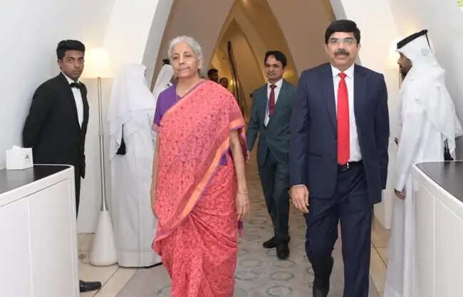 वित्त मंत्री निर्मला सीतारमण एआईआईबी की सालाना बैठक में भाग लेने पहुंची दोहा