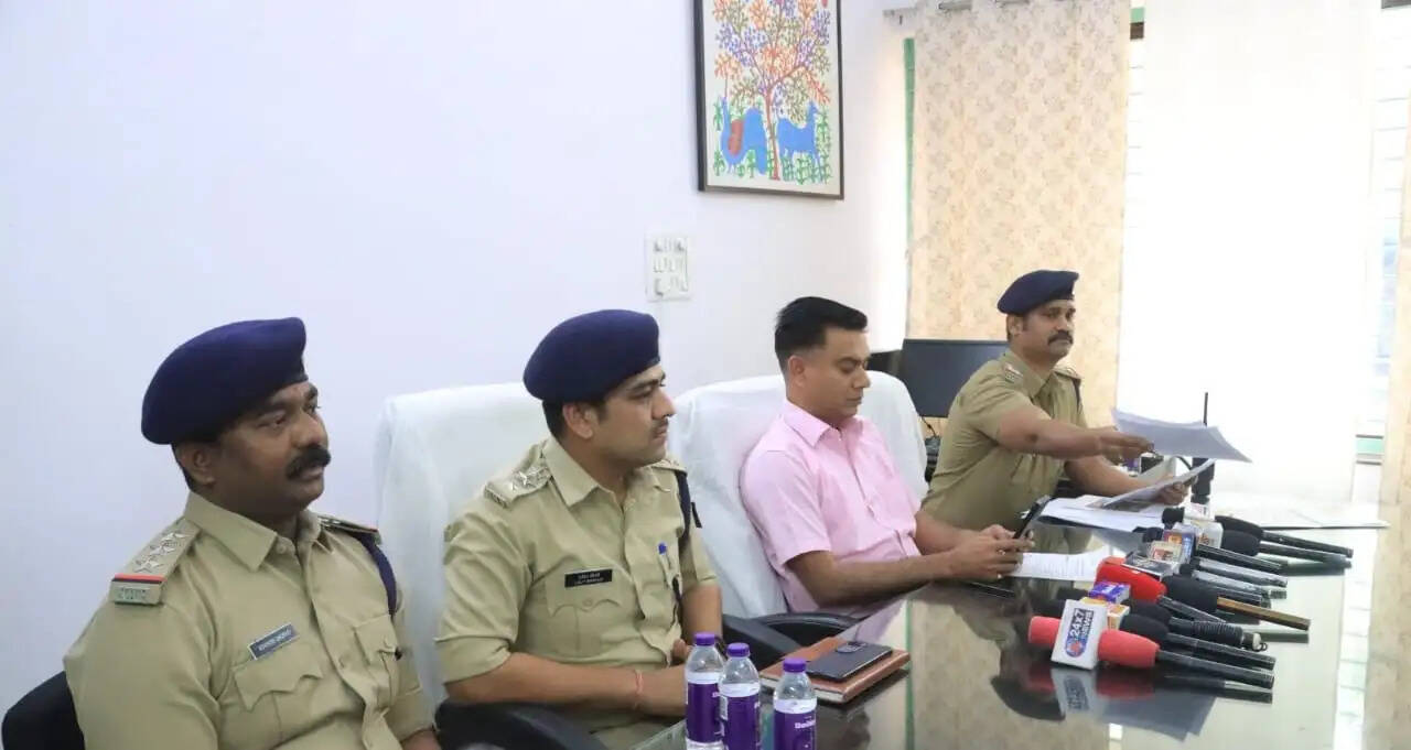 छिंदवाड़ा पुलिस की जुआरियों पर बड़ी कार्रवाई, 3.10 लाख नगदी सहित 23 मोबाइल और पांच कार जब्त