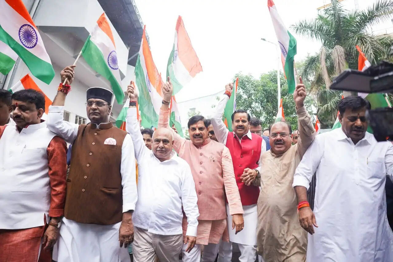 (अपडेट) तिरंगा यात्रा राष्ट्रप्रेम और राष्ट्रीय एकता का संदेश,&nbsp;प्रधानमंत्री&nbsp;के नेतृत्व में देशभर में जाग रही देशभक्ति की अलख : मुख्यमंत्री डॉ.&nbsp;यादव