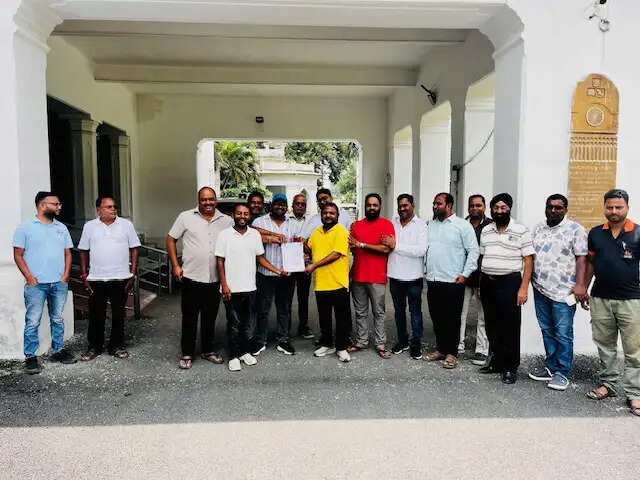 अम्बिकापुर : बस संचालकों ने किराया बढ़ाने की मांग को लेकर दी अनिश्चितकालीन हड़ताल की चेतावनी