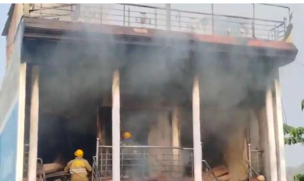 बलिया में किराना स्टोर में लगी आग, मां-बेटे की जल कर मौत , जान बचाने छत से कूदा पिता घायल
