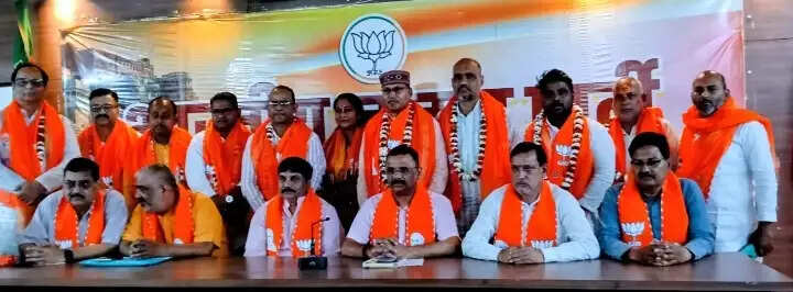 नामित पार्षदों का महापौर अशोक और भाजपा महानगर अध्यक्ष ने किया सम्मान