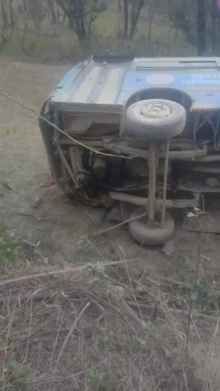 मंडी के हवाणी में एचआरटीसी की बस दुर्घटनाग्रस्त, 15 लोग घायल