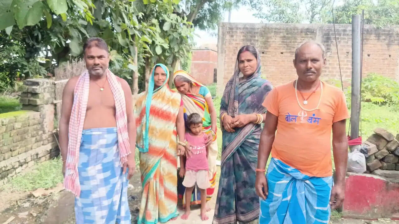 जलजमाव से ग्रामीण परेशान, घरों से निकलना हुआ दूभर