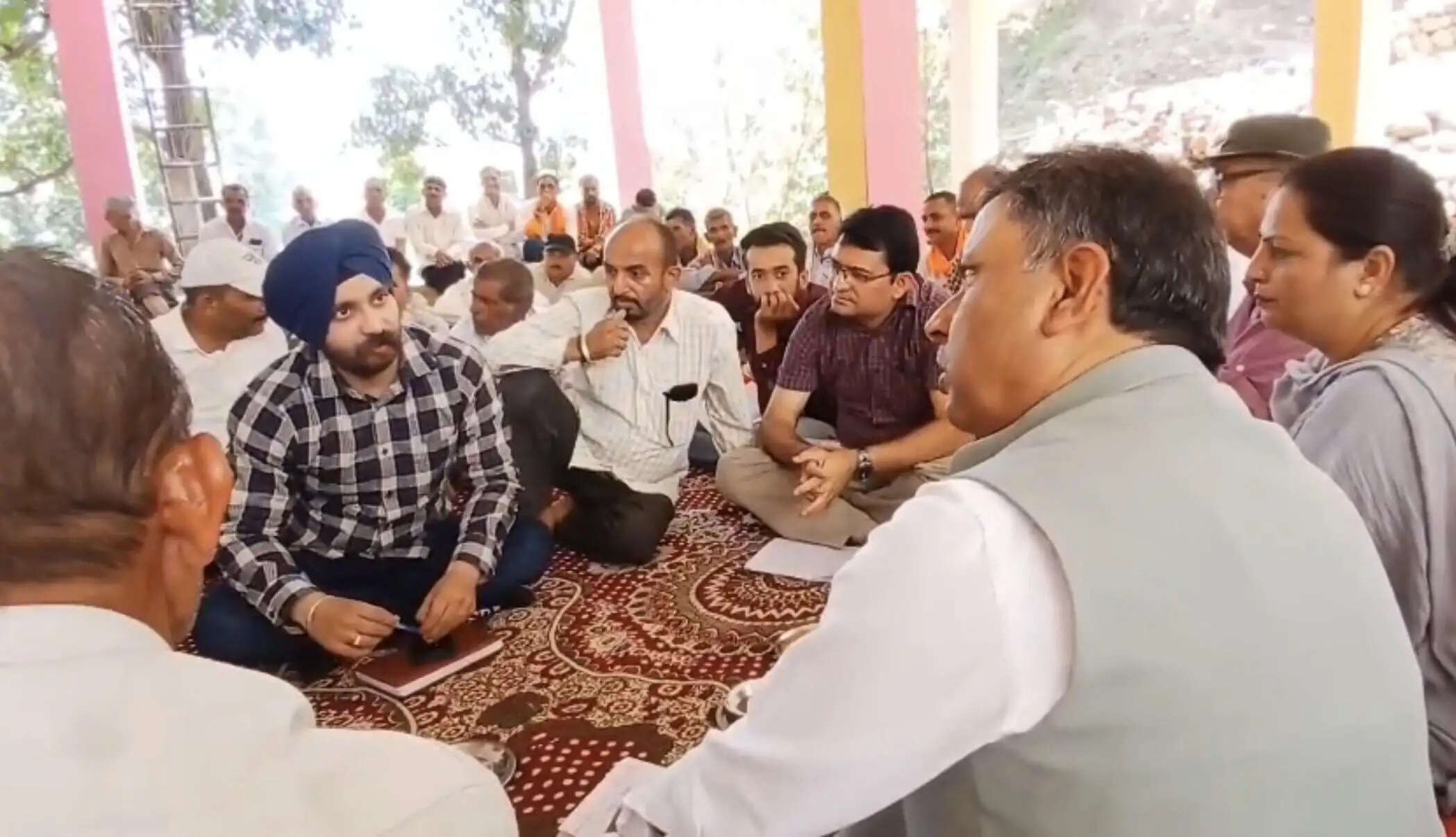 गांव बिज्जत में जनता दरबार-कठुआ विधायक ने सुनीं समस्याएं