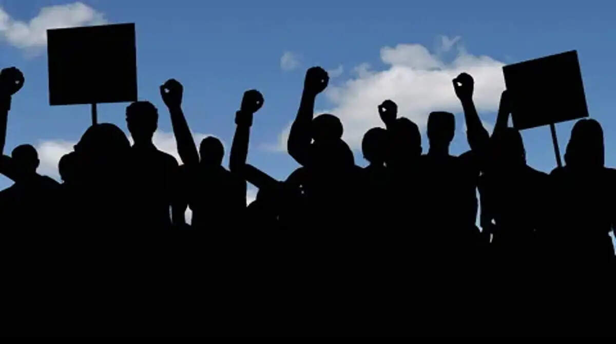 खराब सड़क से परेशान लोगों ने चंद्रकोणा में किया प्रदर्शन