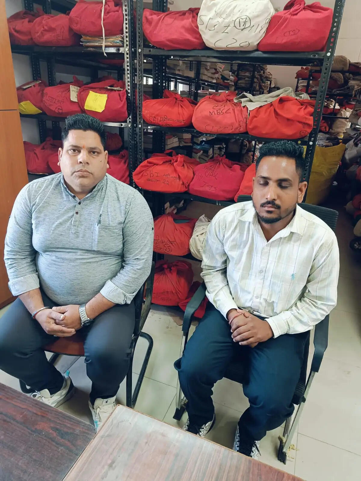 सहायक प्रशासनिक अधिकारी और वरिष्ठ सहायक 10 हजार की रिश्वत लेते गिरफ्तार