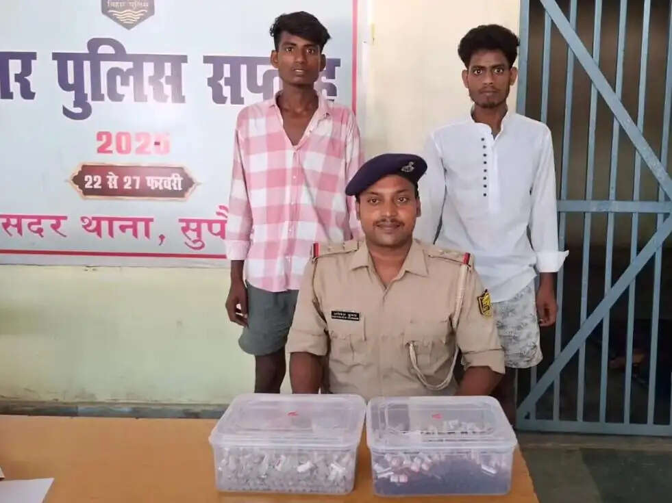 594 प्रतिबंधित इंजेक्शन के साथ दो युवक गिरफ्तार