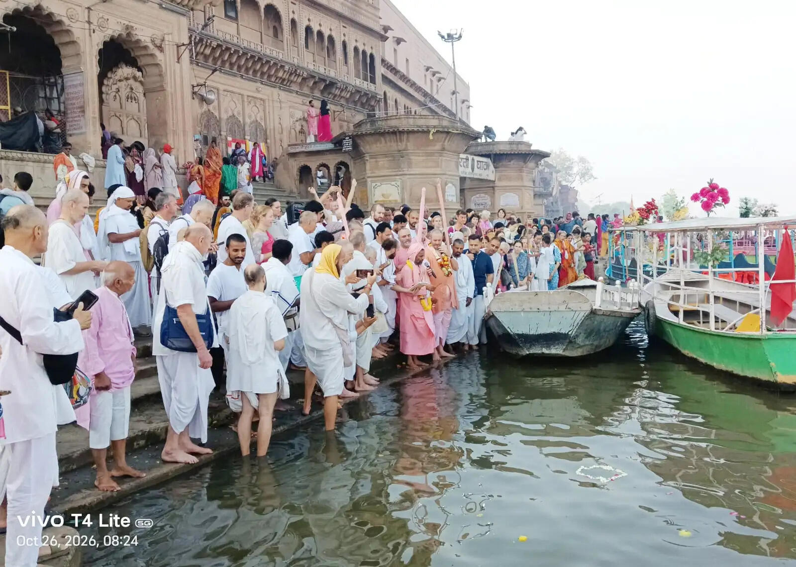 वृंदावन में विदेशी भक्तों ने यमुना पूजन कर लिया ‘कार्तिक नियम सेवा’ का संकल्प
