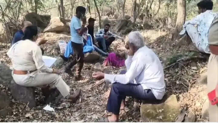 अनूपपुर:टीले पर महिला का सड़ा-गला शव मिला,दुष्कर्म के बाद हत्या की आशंका