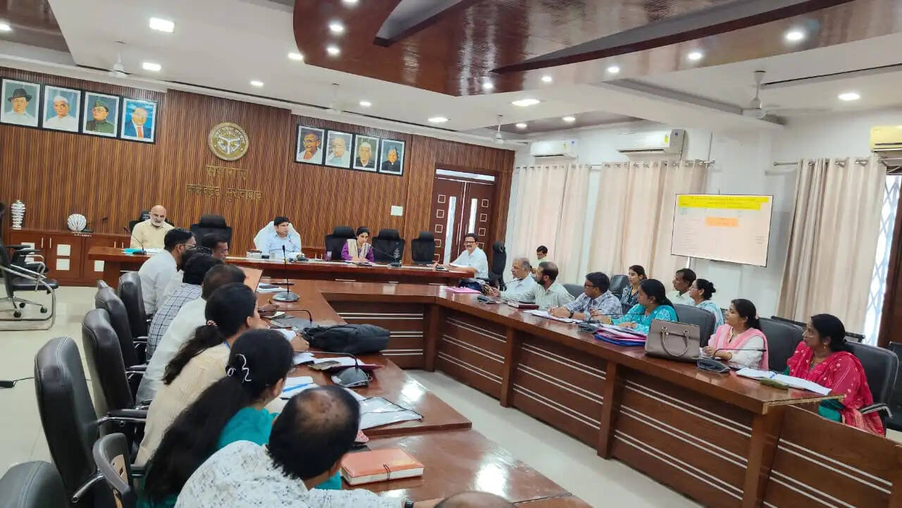 पोषण ट्रैकर, मोबाइल वेरिफिकेशन, आभा आईडी में लापरवाही कतई नहीं होगी बर्दाश्त : जिलाधिकारी