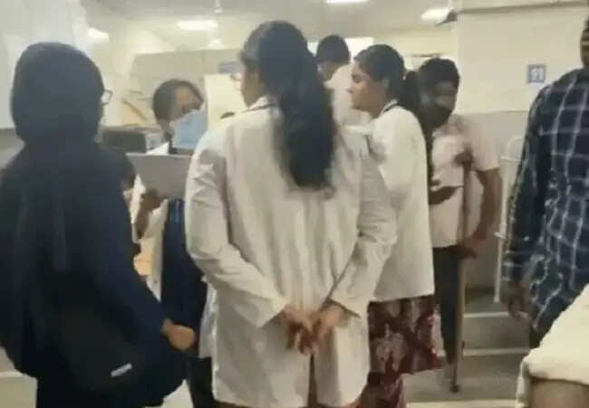 इंदौरः धरमपुरी के सरकारी स्कूल में मिड-डे मील खाने के बाद बीमार हुए 38 बच्चे, 19 अस्पताल में भर्ती