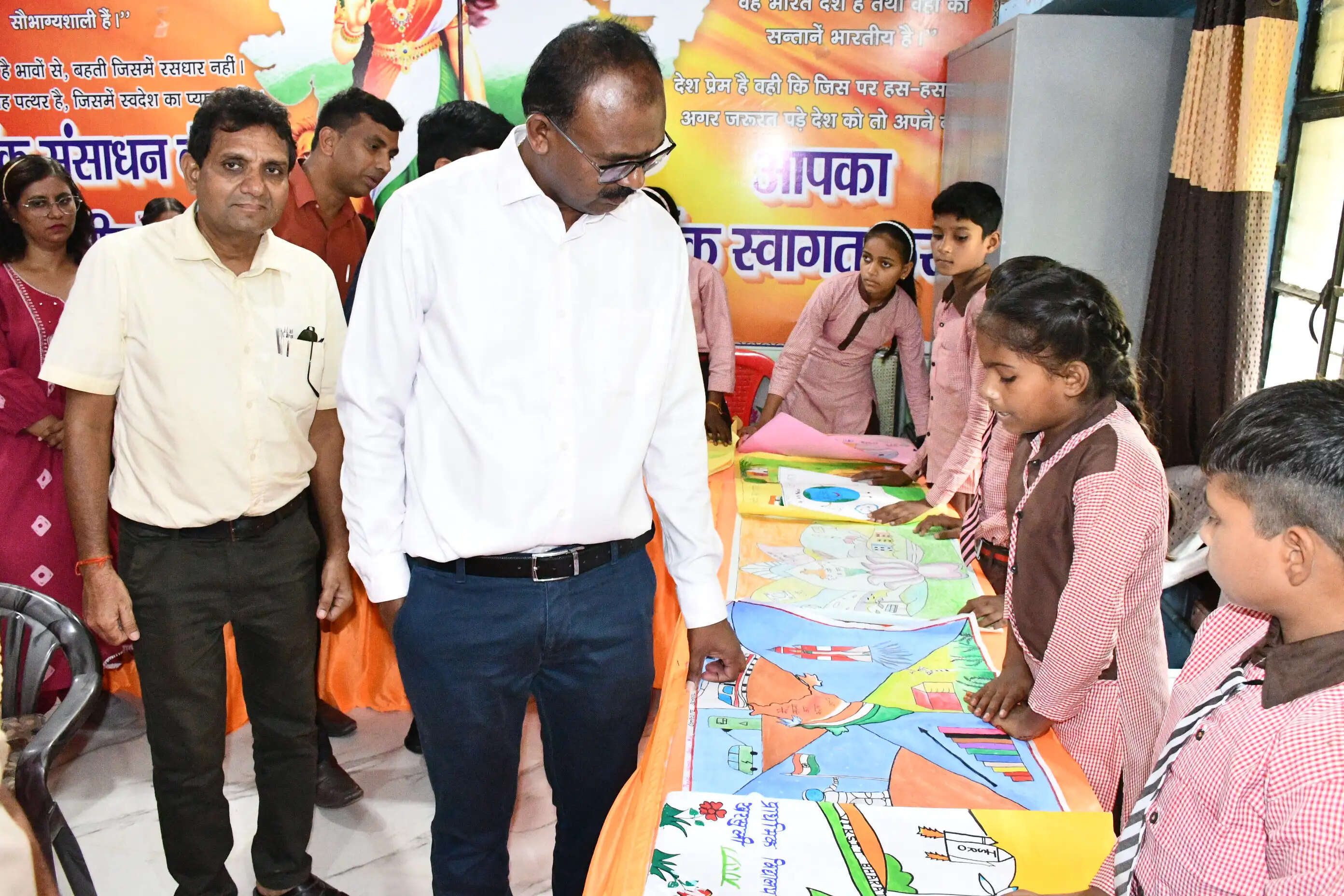 फिरोजाबाद : मेरे सपनों का भारत' विषय पर हुई एक दिवसीय पोस्टर, चित्रकला प्रदर्शनी एवं प्रतियोगिता