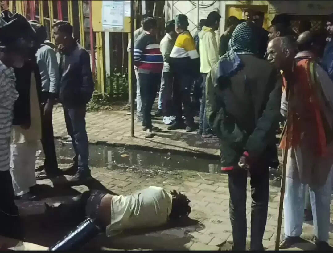 बाइक चोरी करते युवक को लोगों ने पकड़ा, पिटाई के बाद पुलिस को सौंपा