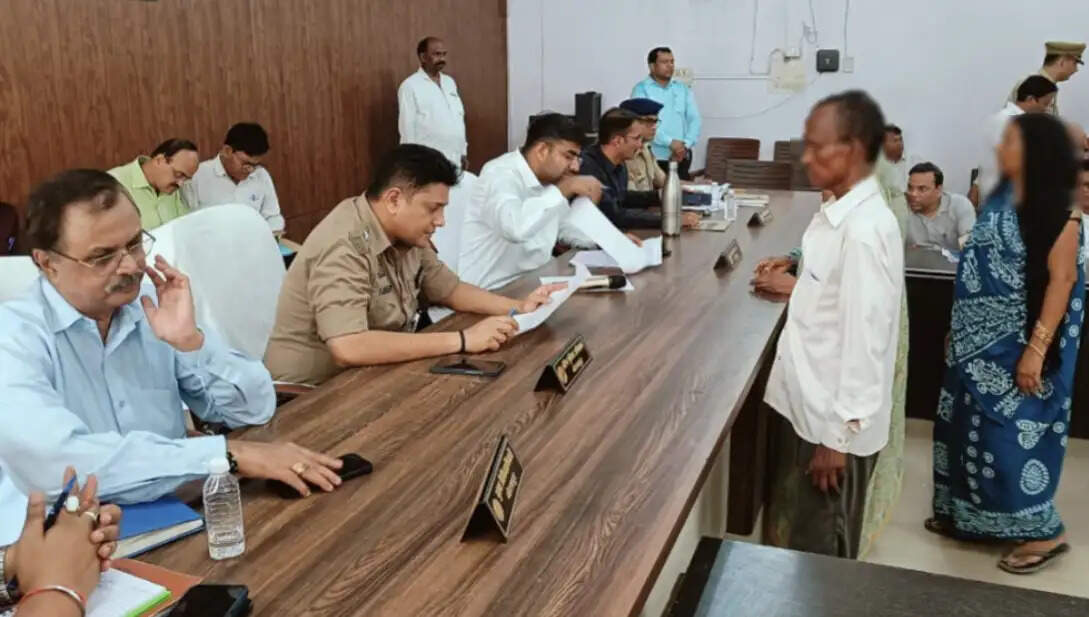 सहजनवां तहसील में डीएम व एसएसपी ने सुनी जनता की फरियाद