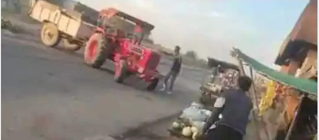ट्रैक्टर से कुचलकर ड्राइवर की मौत, लाइव वीडियो आया सामने