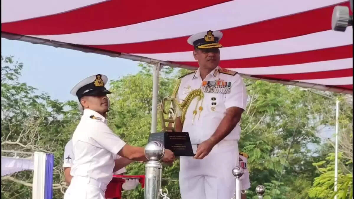 राणिपेट में 105वें हेलिकॉप्टर प्रशिक्षण समारोह में 16 पायलटों को 'स्वर्ण पंख' पुरस्कार