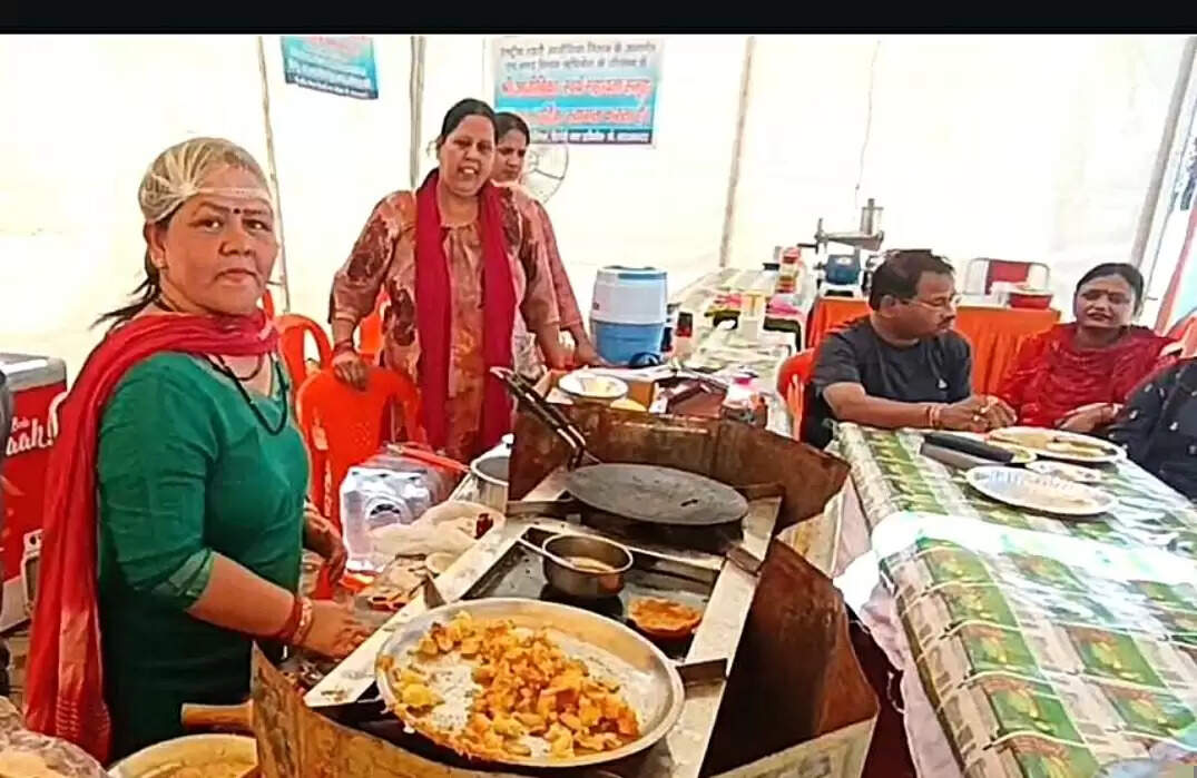 ऋषिकेश ट्रांजिट कैंप में महिला समूह परोस रहे उत्तराखंडी व्यंजन