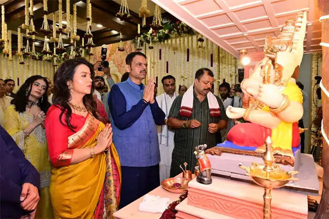 गणेशोत्सव पर्यावरण के अनुकूल और पारंपरिक तरीके से मनाएं: मुख्यमंत्री फडणवीस