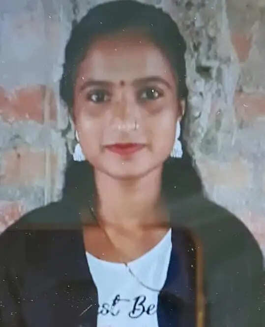 दो दिनों से लापता 16 वर्षीय किशोरी का पेड़ से लटका मिला शव