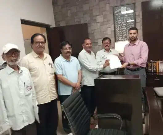 पेंशनर्स महासंघ ने मुख्यमंत्री के नाम कलेक्टर को सौंपा ज्ञापन