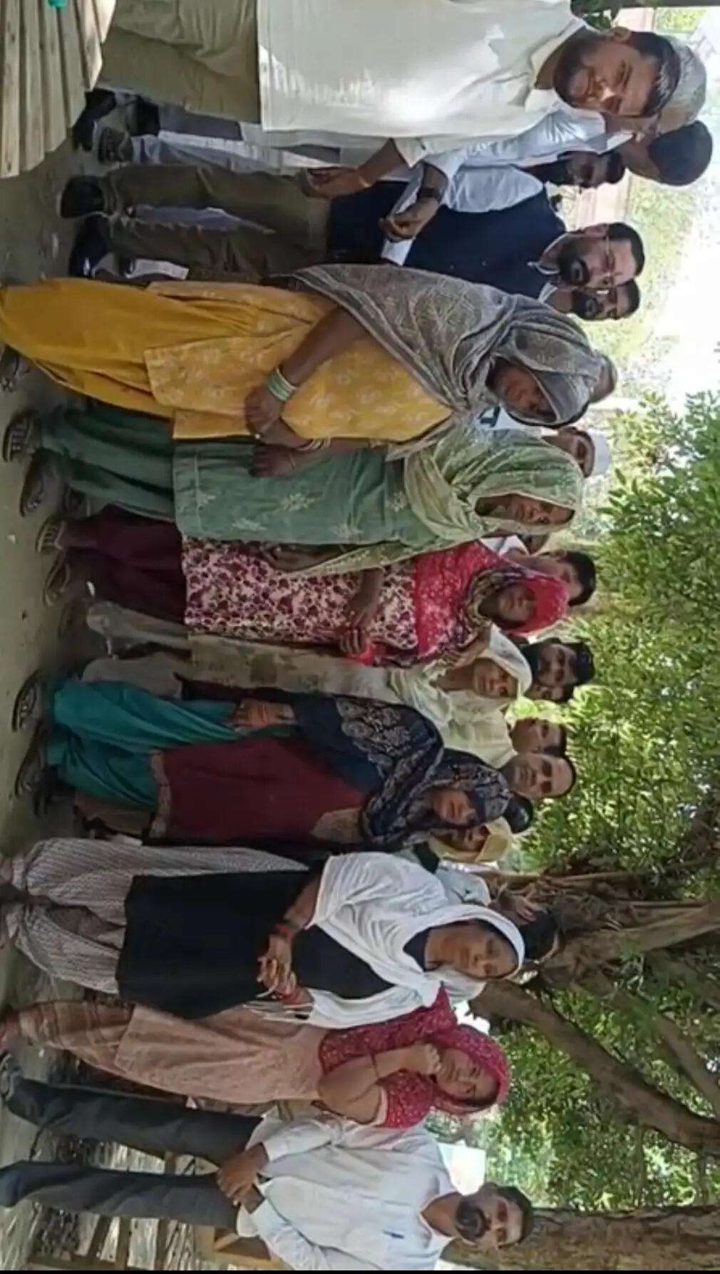 शराब ठेके के विरोध में डीएम कार्यालय पर ग्रामीणों का प्रदर्शन