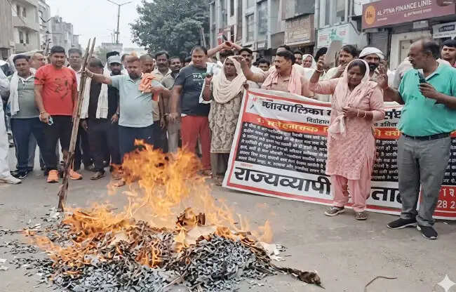 सोनीपत: &nbsp;नगर निगम कर्मचारियों ने दो घंटे तक तालाबंदी कर किया प्रदर्शन, जनता रही परेशान