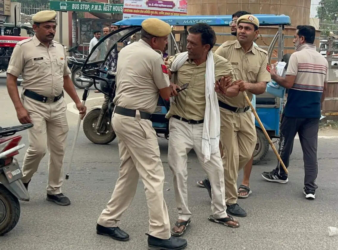 हांसी में लगे गंदगी के ढेर हटाने को लेकर अधिकारियों व सफाई कर्मचारियों में विवाद