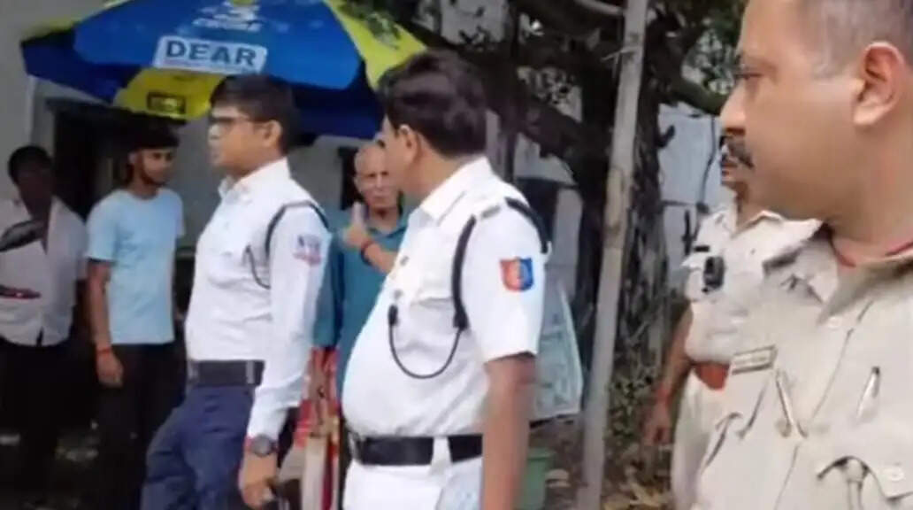 पूजा से पहले अस्थायी दुकानों पर कार्रवाई की चेतावनी, चुंचुड़ा में छोटे व्यापारी परेशान