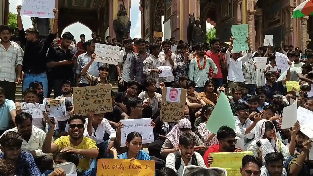 पेपर लीक के विरोध में जयपुर में छात्रों का प्रदर्शन