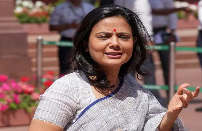 तेहट्ट में सांसद महुआ मोइत्रा पर अंडे फेंकने का आरोप