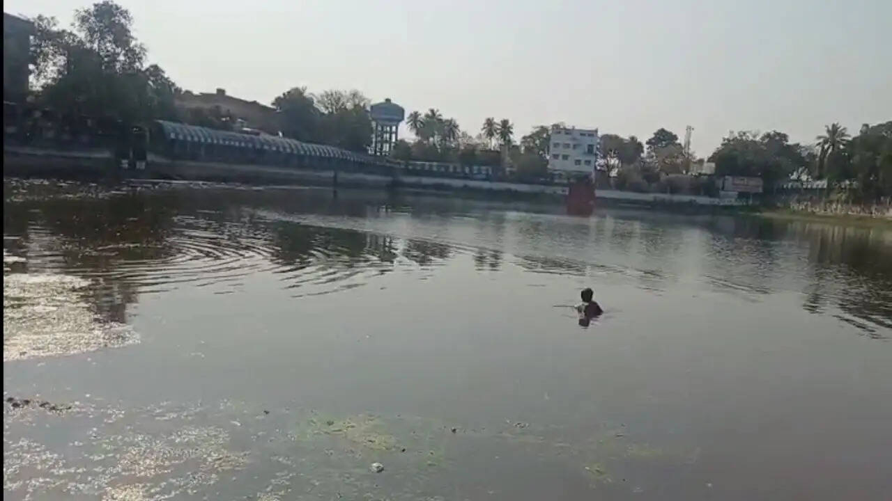 तालाब में नहाने उतरा डूबा दसवीं का छात्र, तलाश जारी