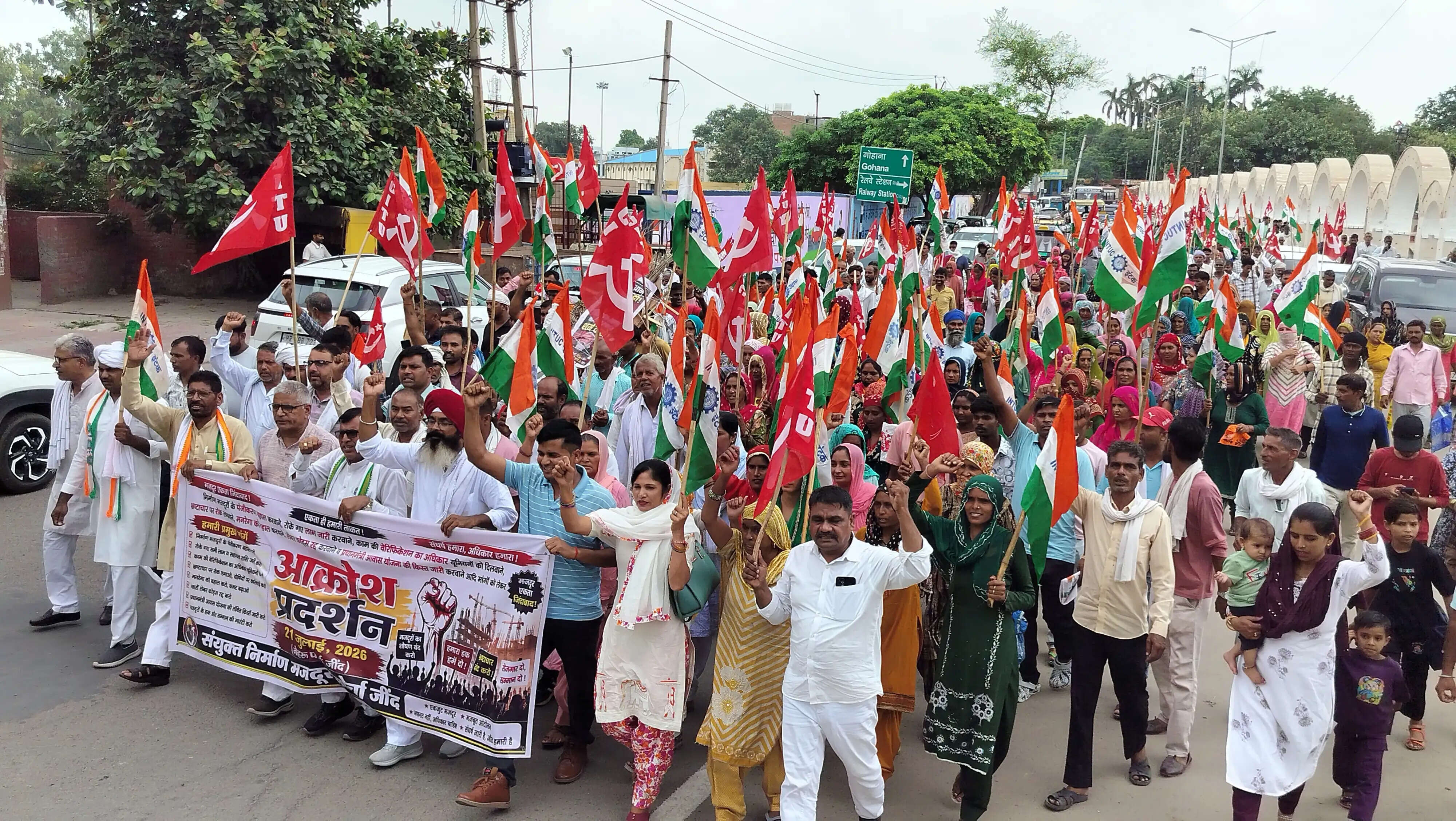 जींद :मांगे पूरी नहीं होने पर सड़कों पर उतरे निर्माण मजदूर, डिप्टी स्पीकर के आवास तक प्रदर्शन