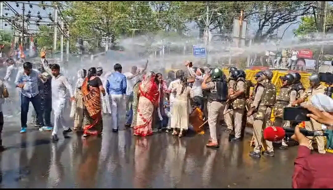जबलपुर: यूएस ट्रेड डील के विरोध में यूथ कांग्रेस का प्रदर्शन, वॉटर कैनन का इस्तेमाल