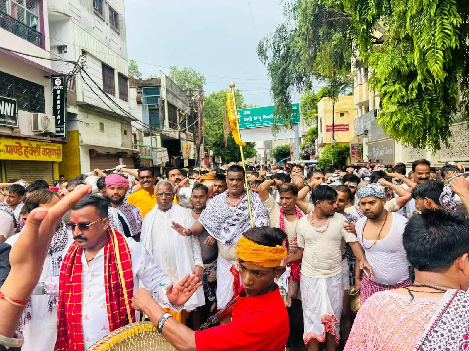 सावन के पहले सोमवार पर 94 साल पुरानी परंपरा निभा 40 हजार यदुवंशियों ने किया बाबा विश्वनाथ का जलाभिषेक