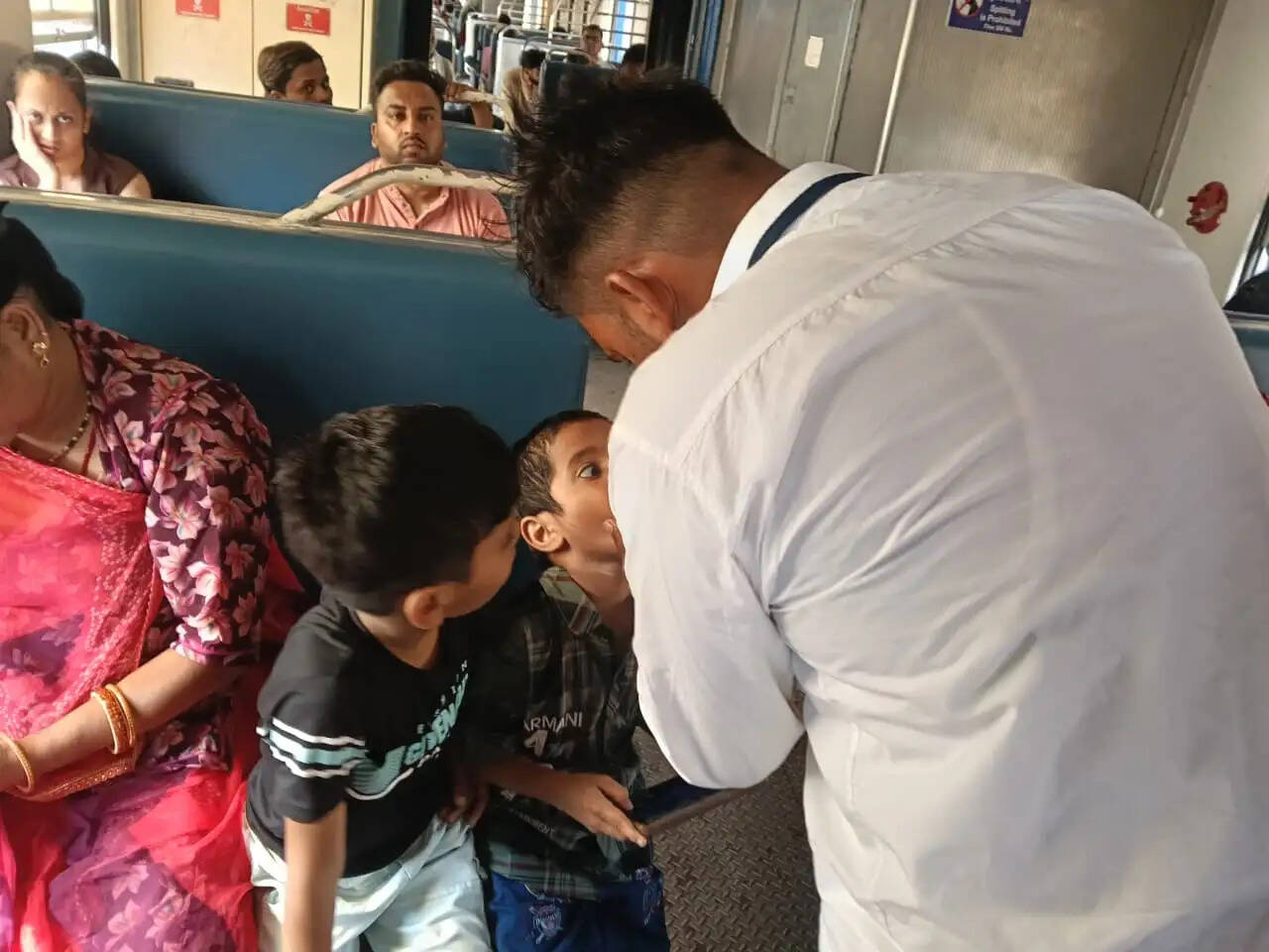 कोटा मंडल में चलती ट्रेनों में पोलियो की दवा पिलाकर रेलवे ने निभाई अहम भूमिका