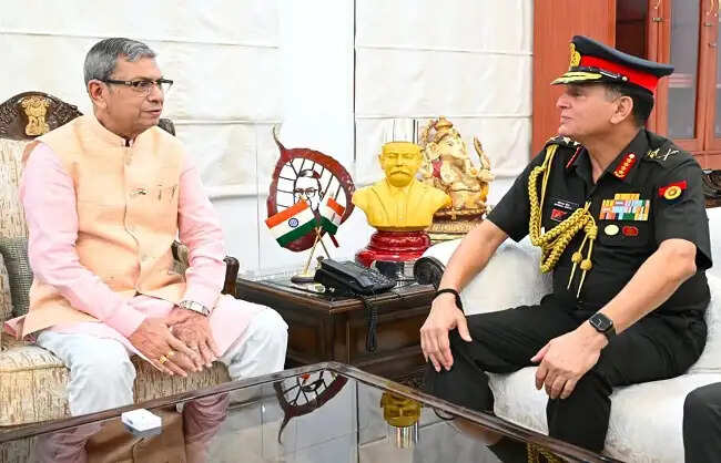 सेना प्रमुख ने हरियाणा के राज्यपाल के साथ की बैठक