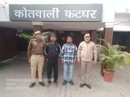 नशे के दो तस्कर अजय व बंटी पकड़े गये, ढाई किलो चरस बरामद