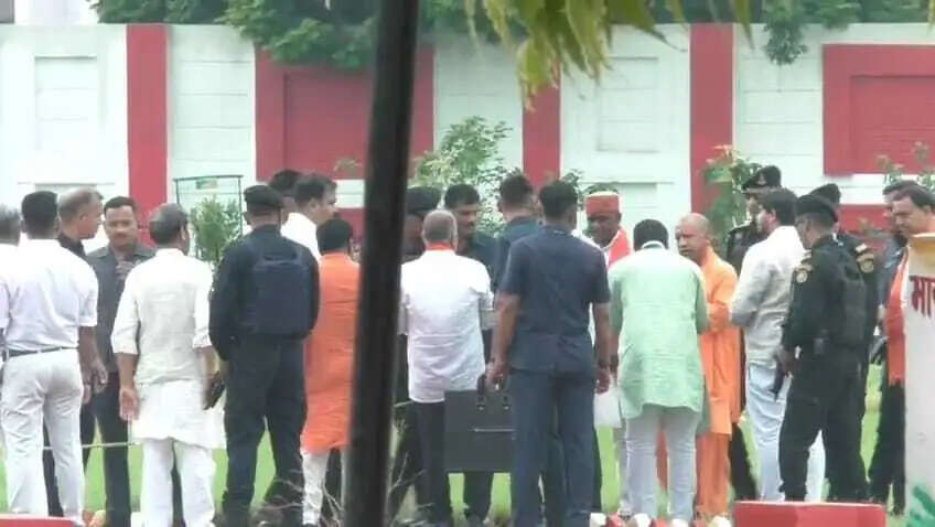 मुख्यमंत्री योगी आदित्यनाथ दो दिवसीय दौरे पर वाराणसी पहुंचे,पुलिस लाइन में स्वागत