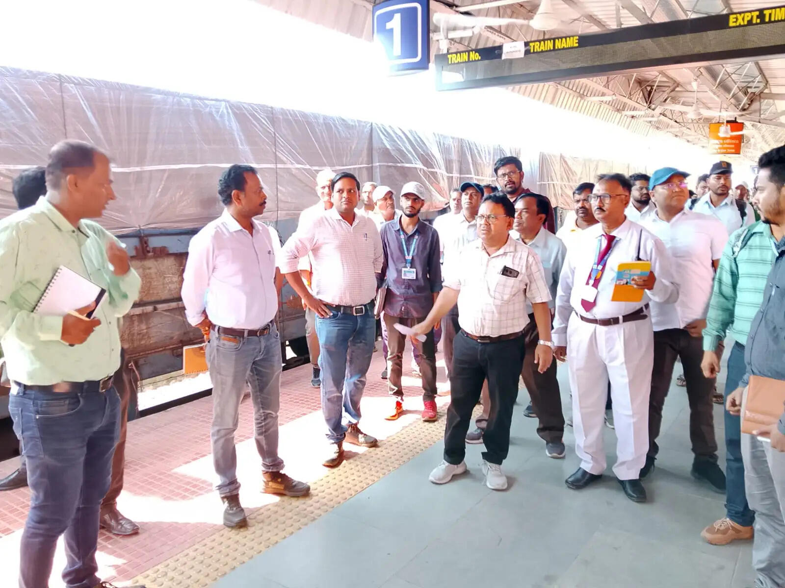 खड़गपुर मंडल के एडीआरएम ने किया स्टेशन निरीक्षण